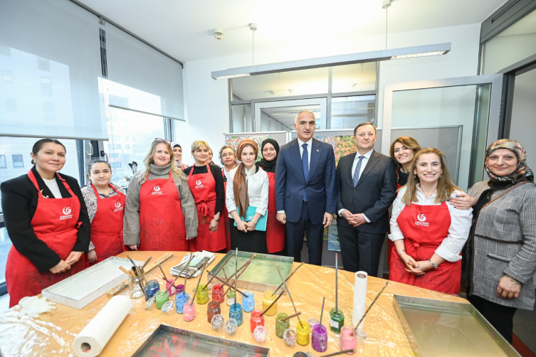 Bakan Ersoy, Berlin'de Türkçe öğrenen gençlerle buluştu